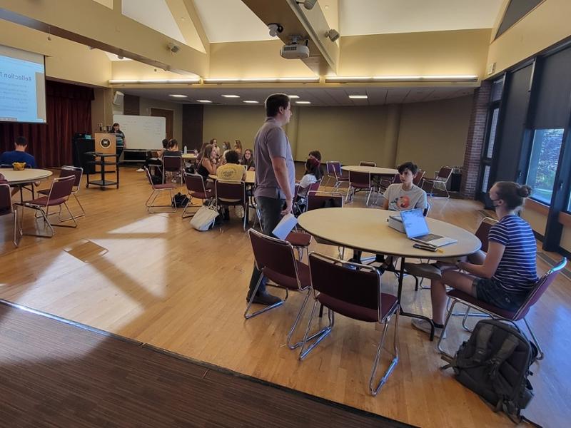 Zac Lounsbury interacting with students during a New Student Orientation session <span class="cc-gallery-credit"></span>